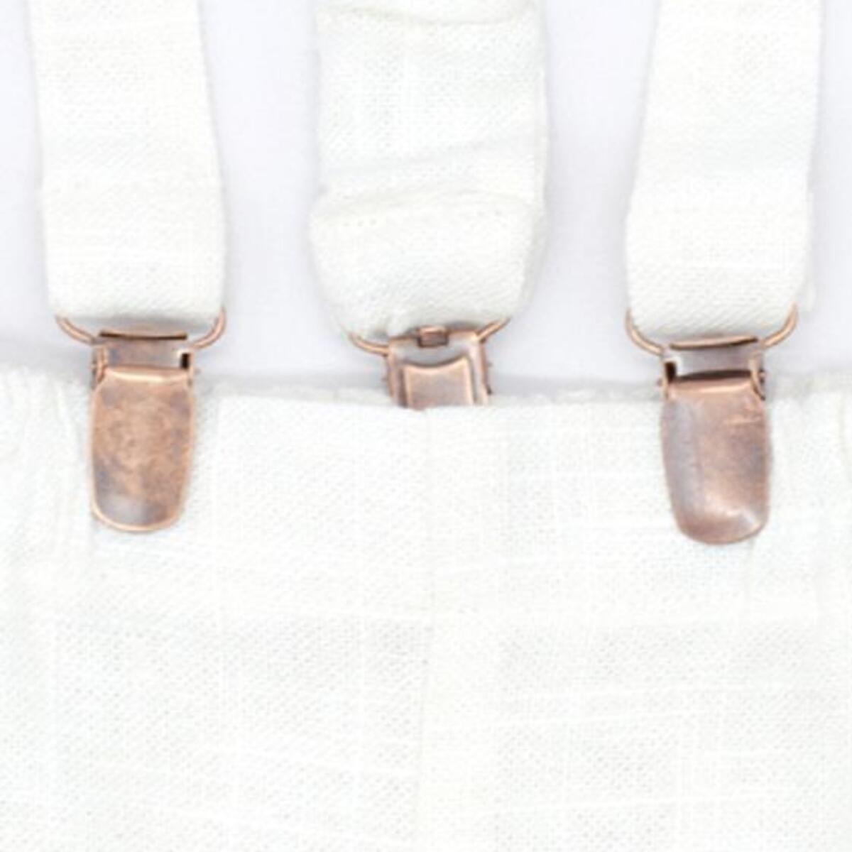 Bermuda de lino blanco. Con tirantes.