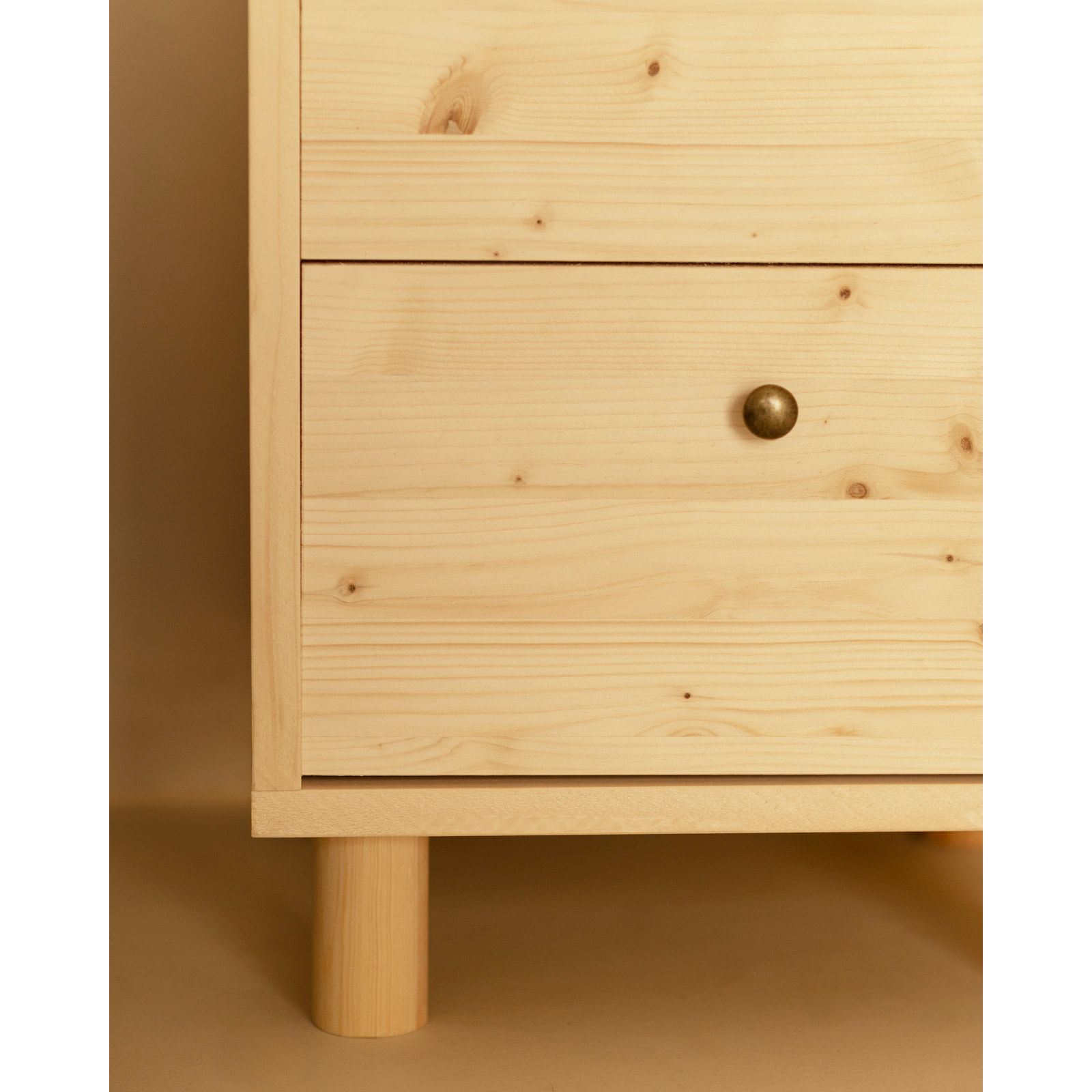 Table de chevet en bois massif avec deux tiroirs en ton naturel de 51x38cm Hauteur: 50.5 Longueur: 37.5 Largeur: 36
