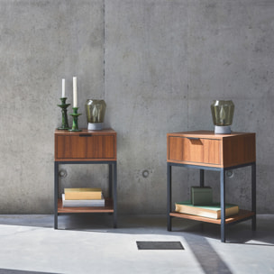 Lot de deux tables de chevet coloris noyer avec pieds et poignée en métal noir - 1 tiroir et 1 étagère