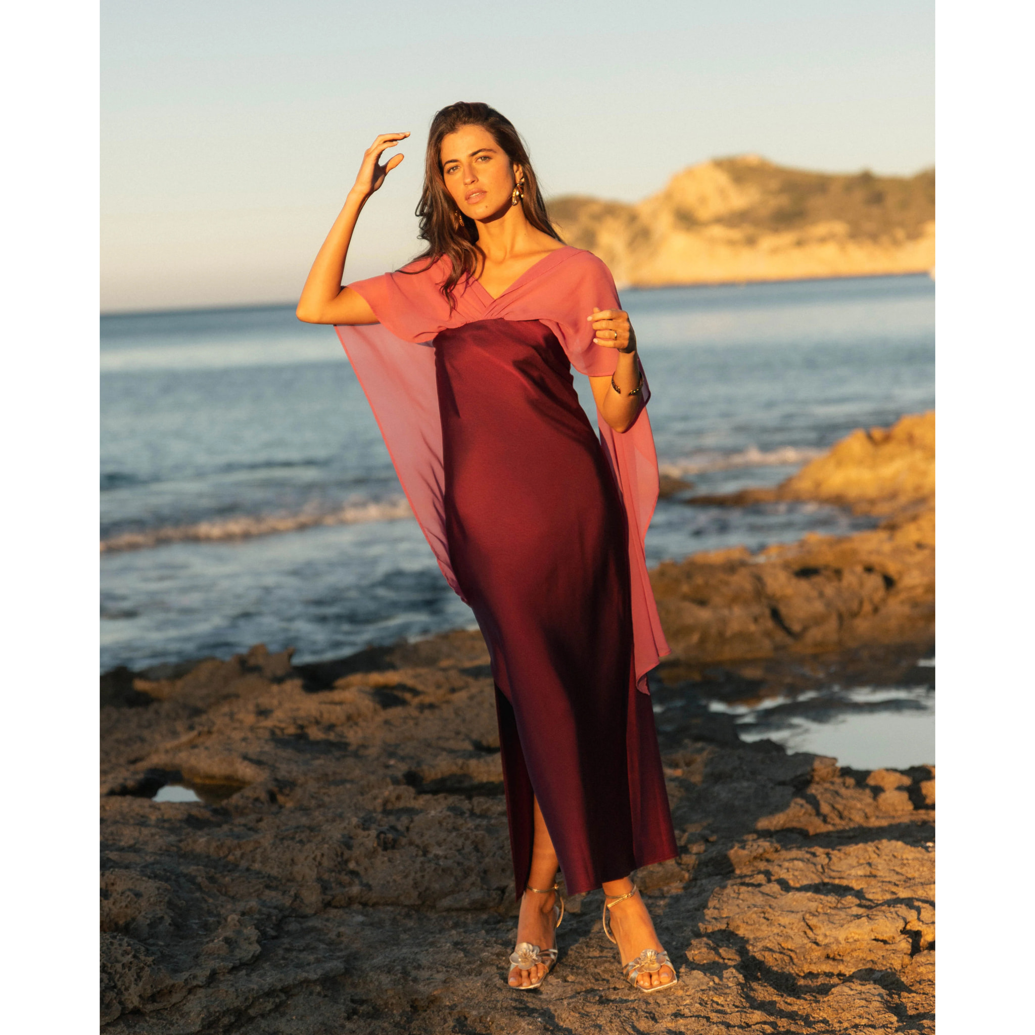 Vestido midi con escote palabra de honor y capa