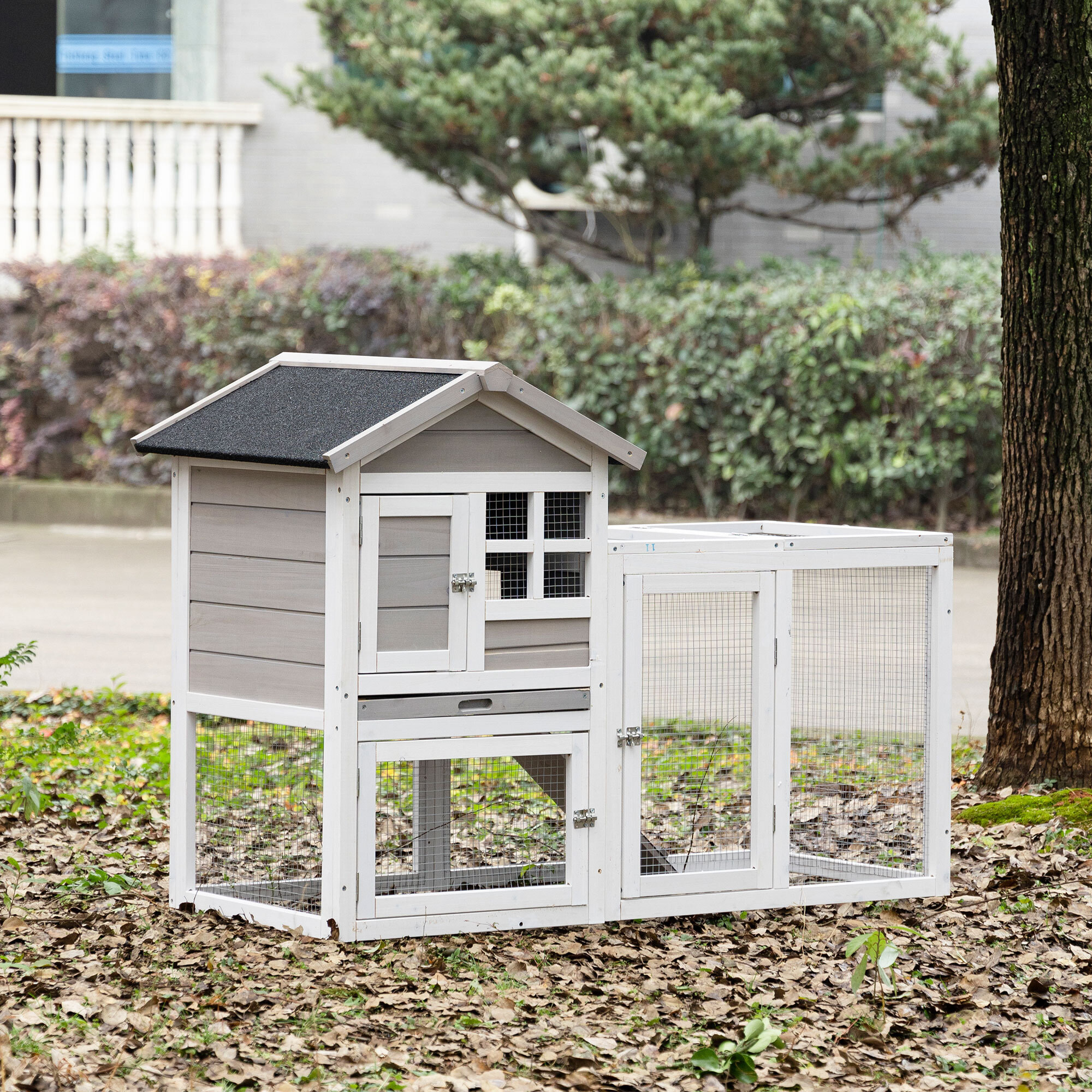 Clapier cage à lapins cottage - niche supérieure avec rampe et enclos extérieur - plateau excrément, toit bitumé, 4 portes verrouillables - bois sapin blanc gris