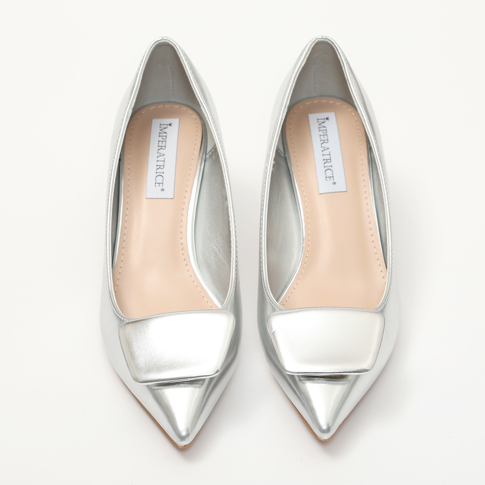 Dècolletè pumps in simil pelle con tacco basso e dettaglio sulla punta