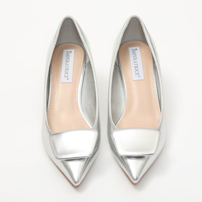 Dècolletè pumps in simil pelle con tacco basso e dettaglio sulla punta