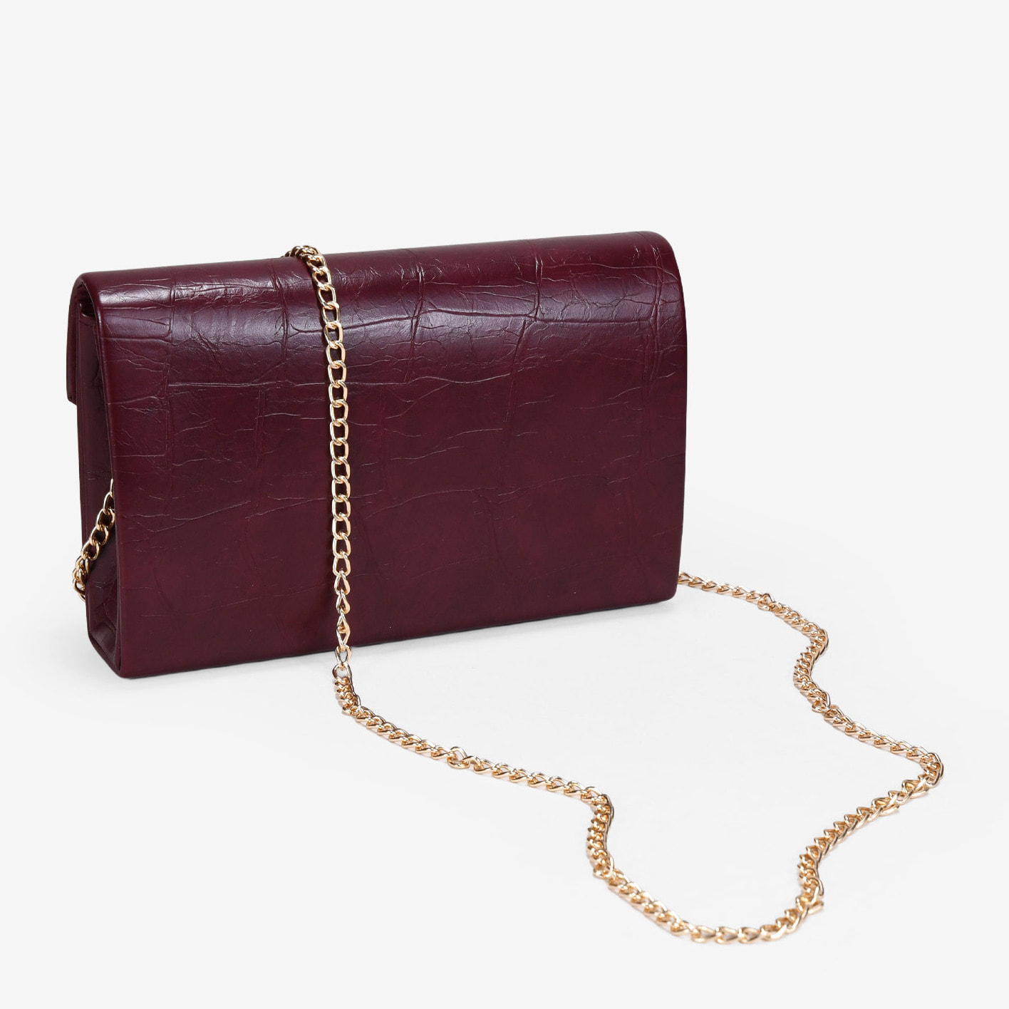 Bolso de mano burdeos con solapa y metal