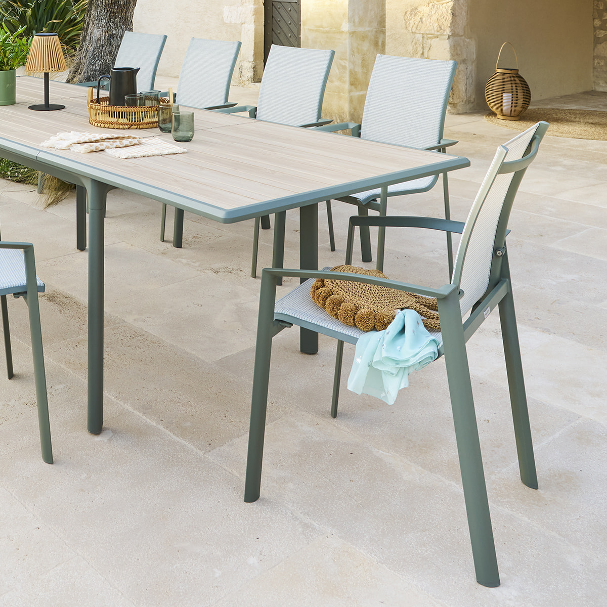 Fauteuil de jardin empilable "Axant" vert olive & vert laurier aluminium et texaline