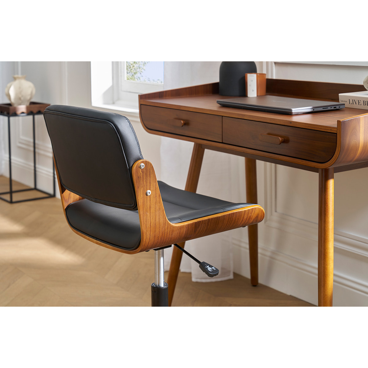 Chaise de bureau à roulettes design noir, bois foncé noyer et métal noir ARAMON