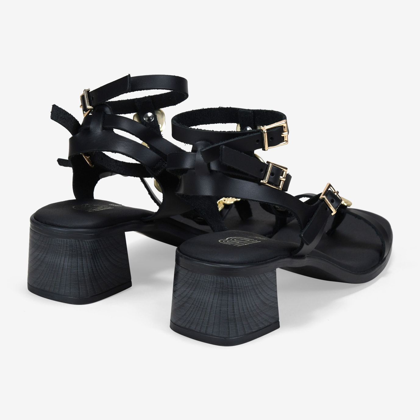 Sandalias romanas negras en piel con tacón y monedas