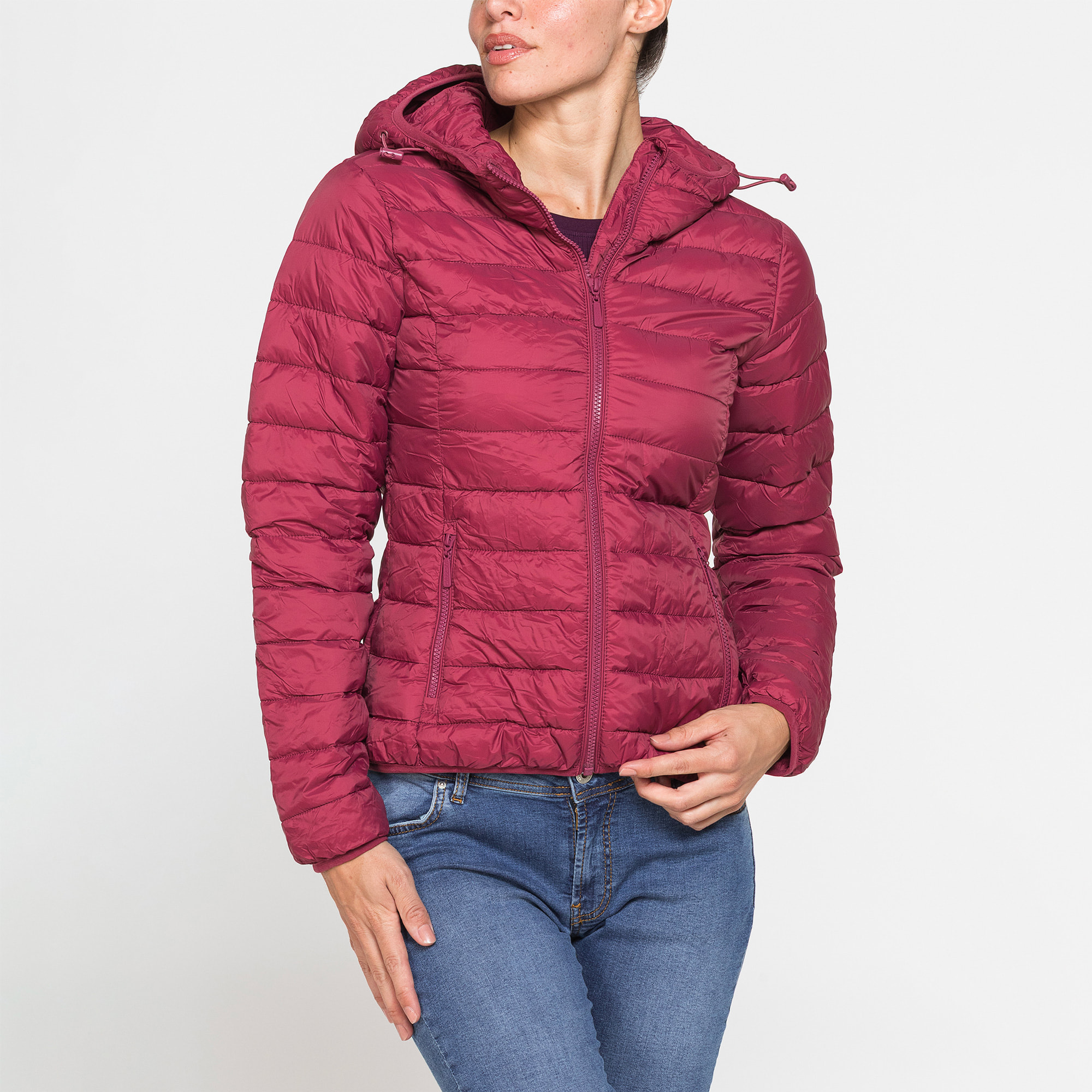 GIUBBOTTO RESISTENTE ALLA PIOGGIA CON IMBOTTITURA ULTRA LEGGERA. Vestibilità regolare.