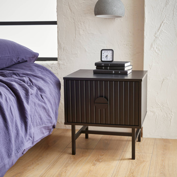 Table de chevet noire décor bois rainuré. un tiroir. L 48 x l 39 x H 50cm