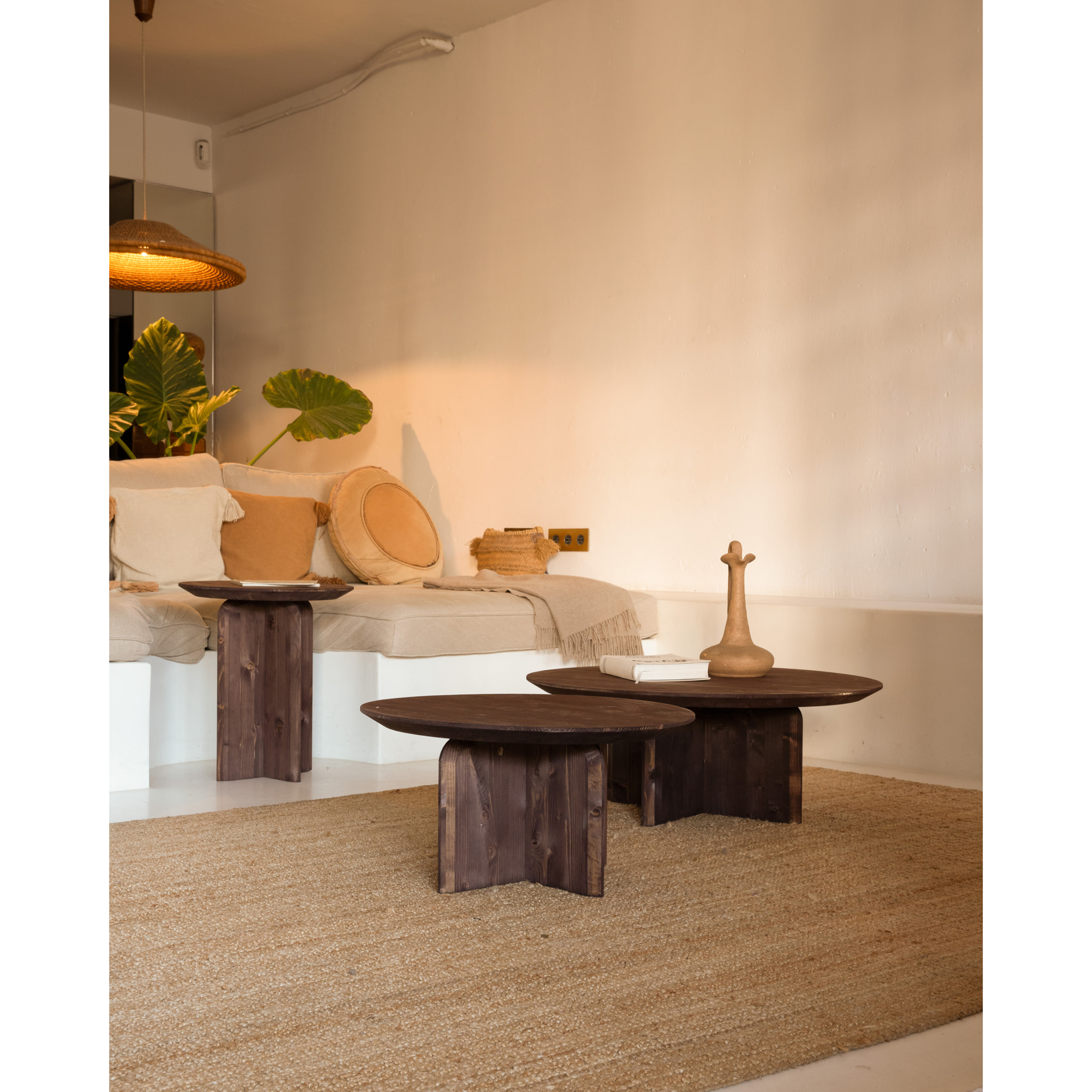 Table basse ronde en bois massif ton noyer en différentes tailles