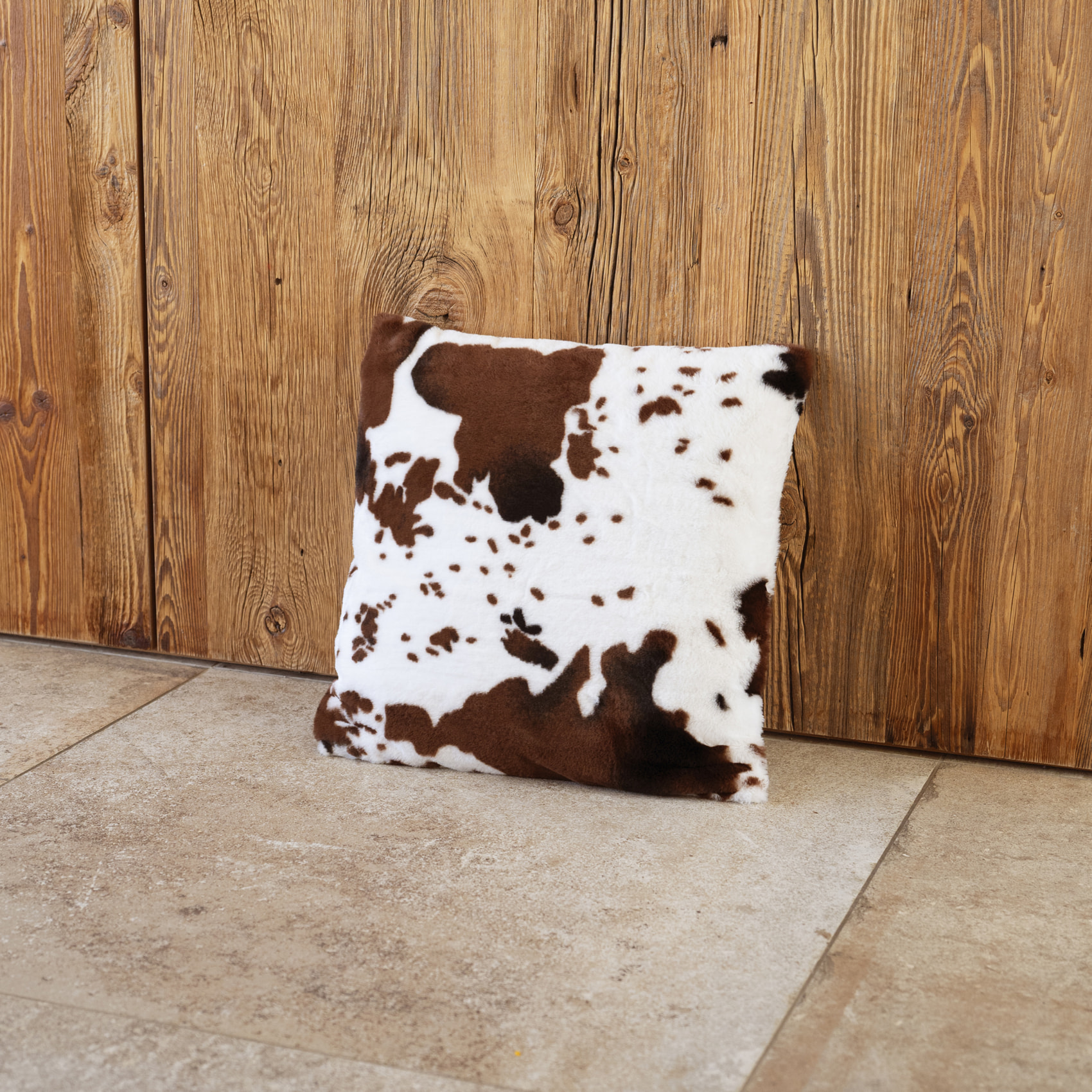 Coussin garni à motif peau de vache et dos en velours - Marron Foncé