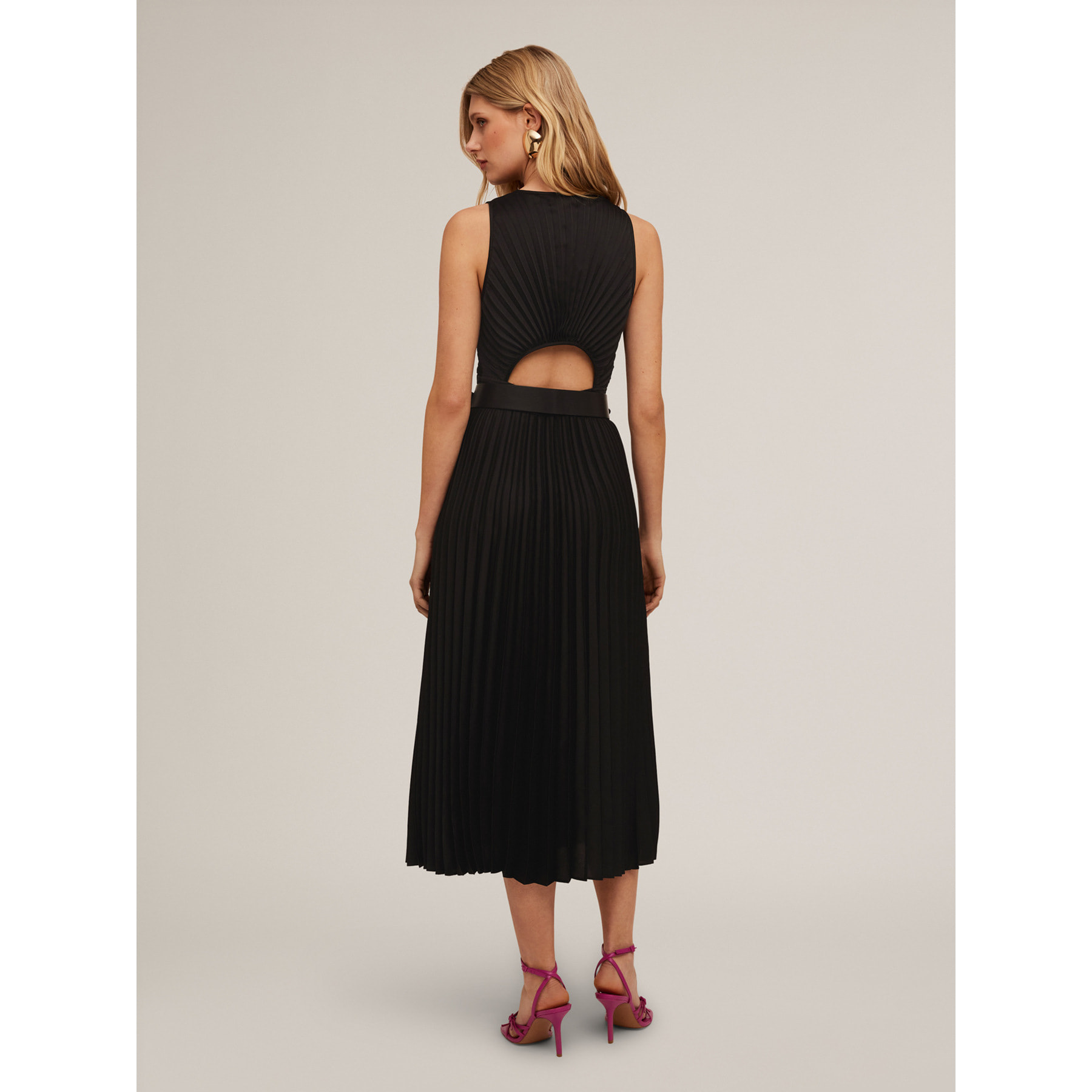 Motivi - Vestido midi plisado con cot-out por detrás - Negro