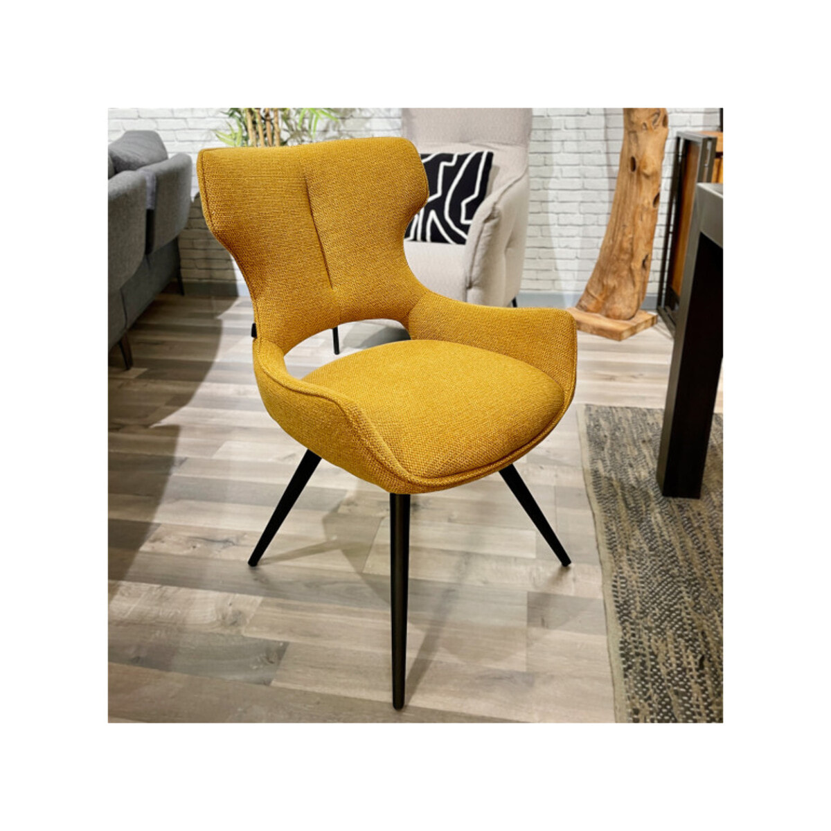 Chaise rotative 180° en tissu doux et pieds en métal noir - SUZIE
