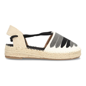 Sandalia de plataforma con cintas.