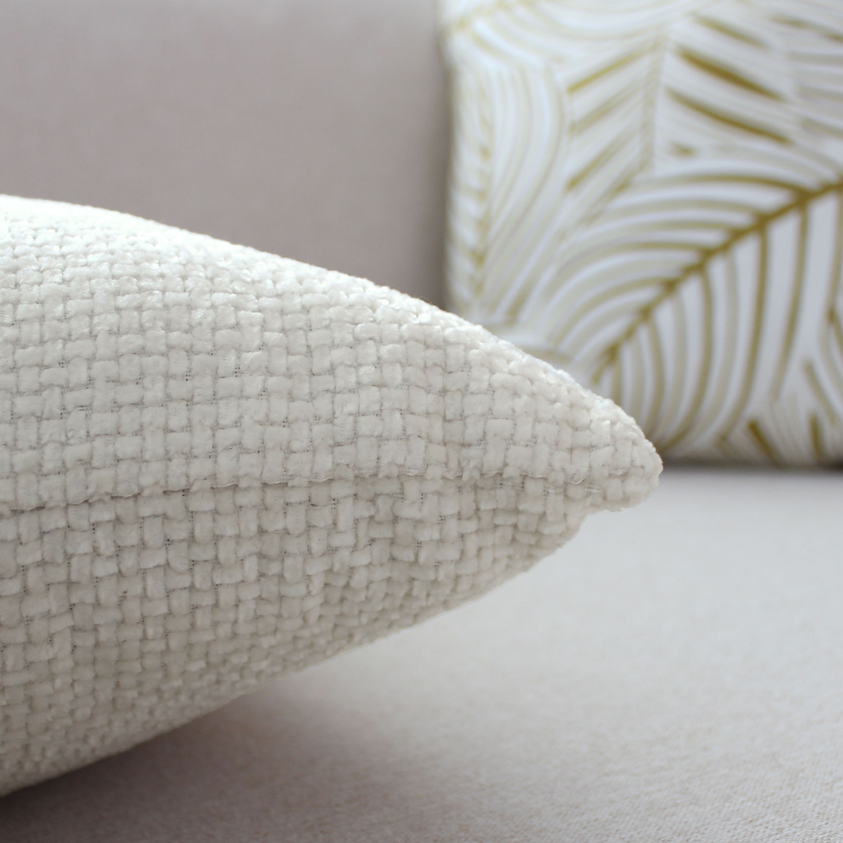 Coussin décoratif en velours chenillé - Ecru