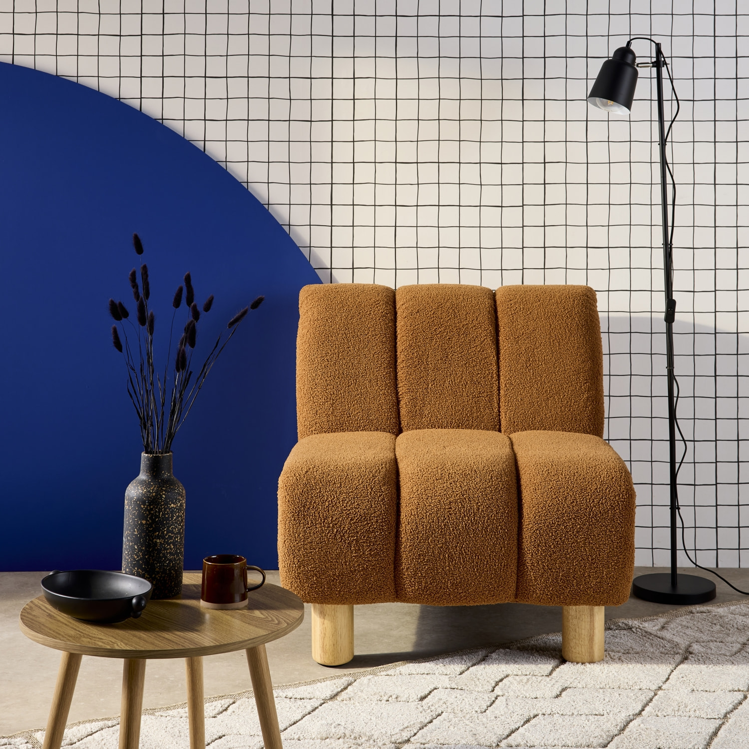 Fauteuil relax pieds arrondis en bois et tissu bouclette camel