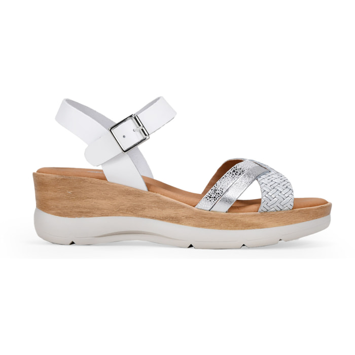 Sandalias de pie blancas con cuña efecto madera