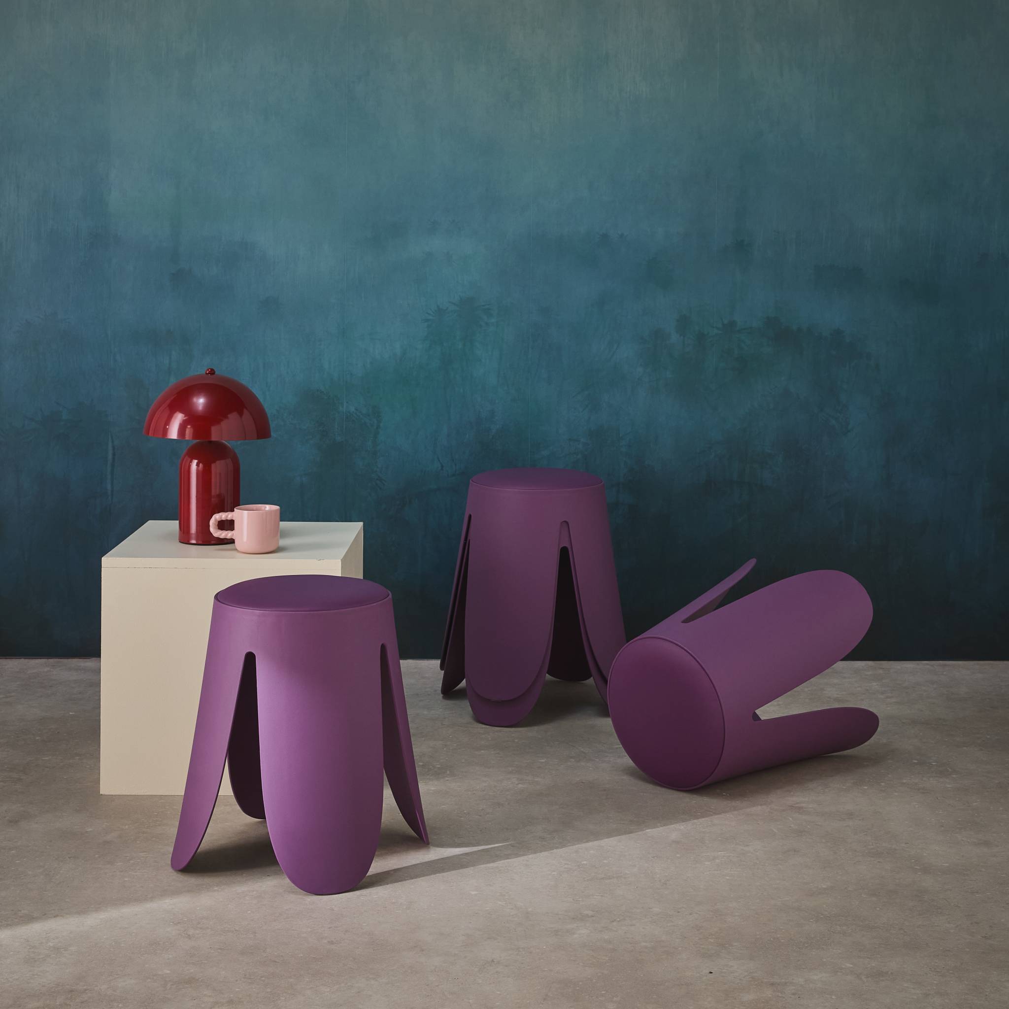 Set de 4 tabourets empilables simili cuir violet. Niki Ø30 / 44 x H46cm