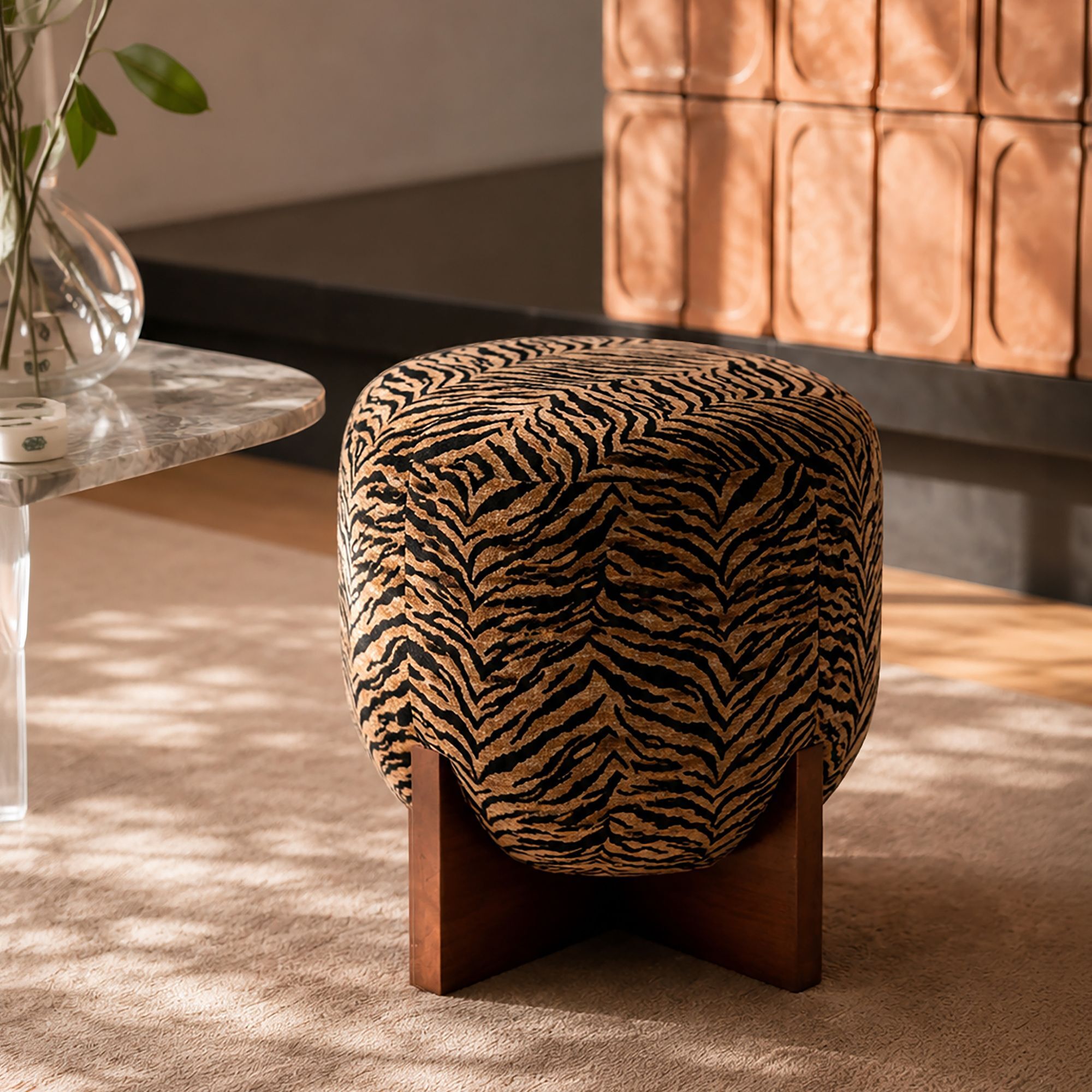 Tabouret en tissu tgré marron TIGER