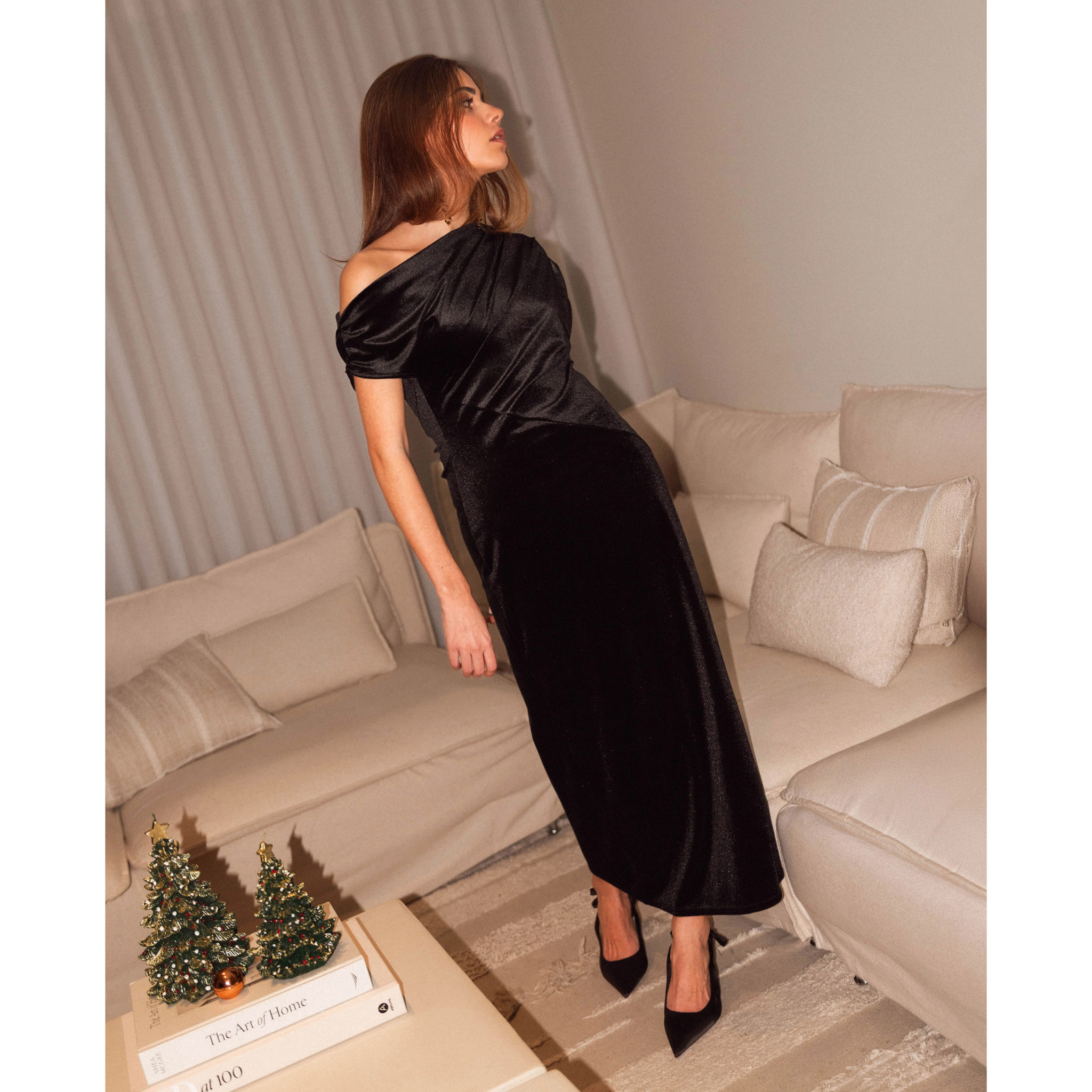 Vestido de terciopelo con escote asimétrico de mujer