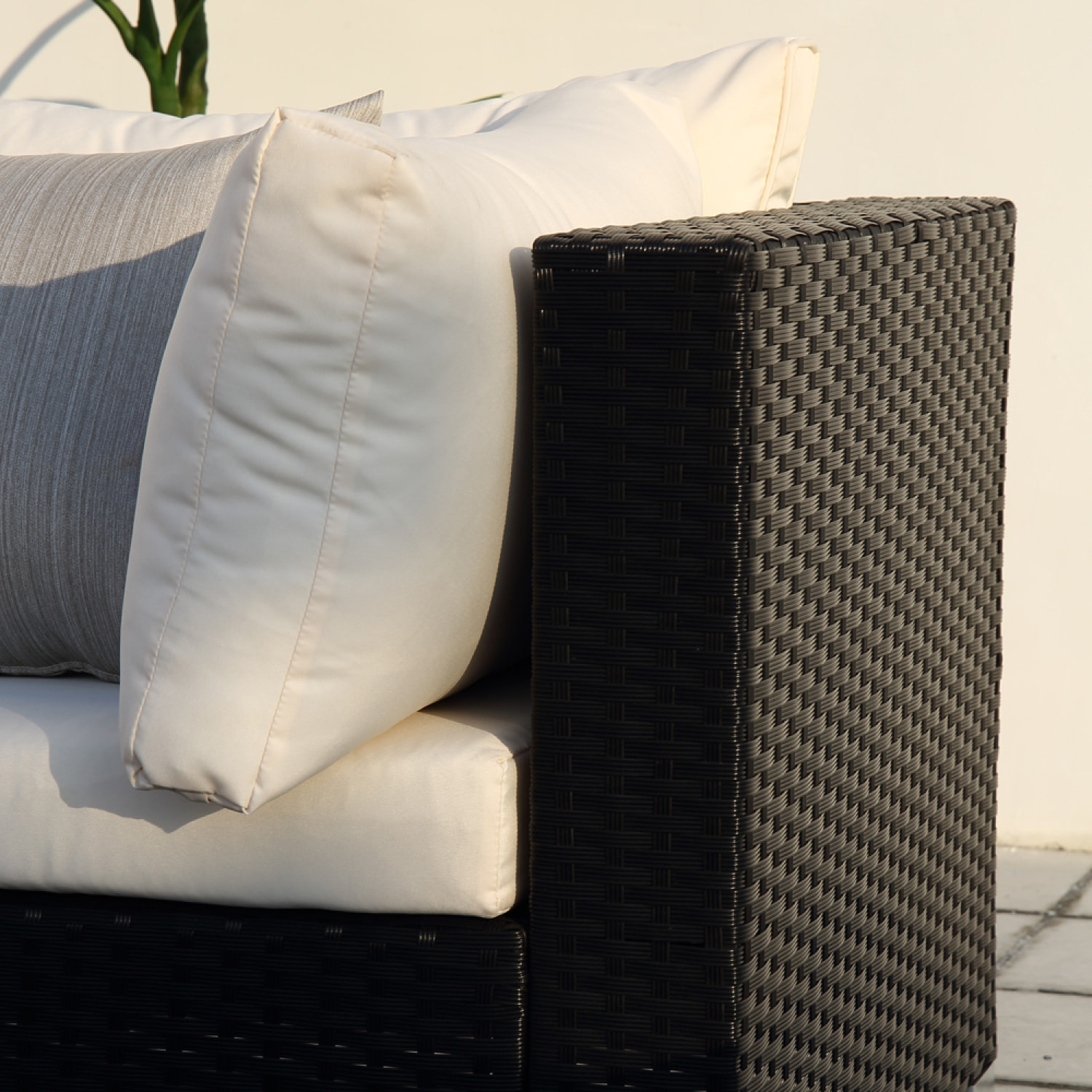 ENORA - Salon de jardin panoramique 8 places en résine tressée noir et blanc