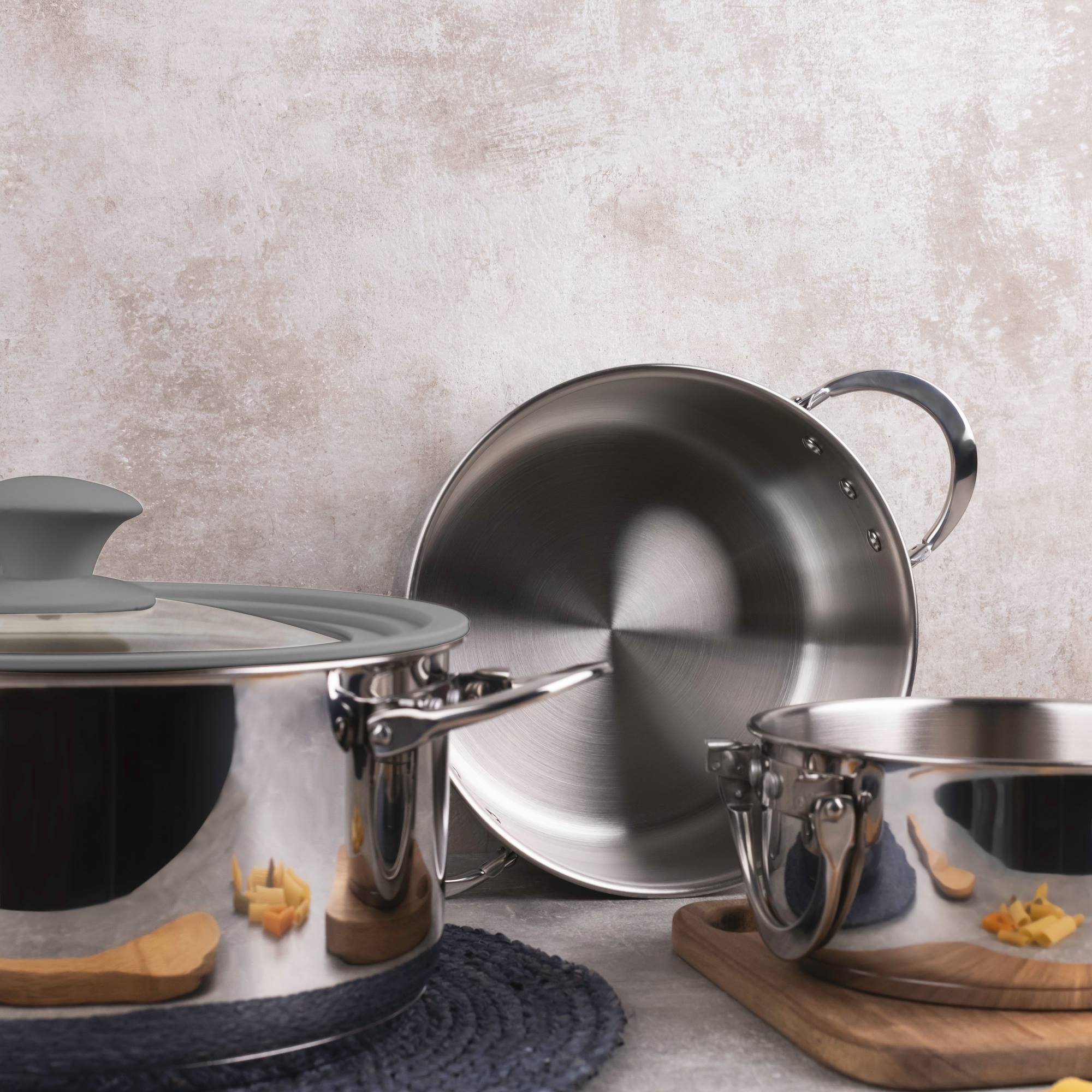 Batería de cocina con cacerolas de Ø16Ø20Ø24cm acero inoxidable + Sartén Grill 28x28cm Aluminio forjado + Juego de 5 Cuchillos con tijeras MasterPRO