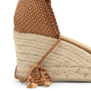 Alpargata Cora cuña de yute con rayón trenzado, cintas y escote en V con hilos metalizados