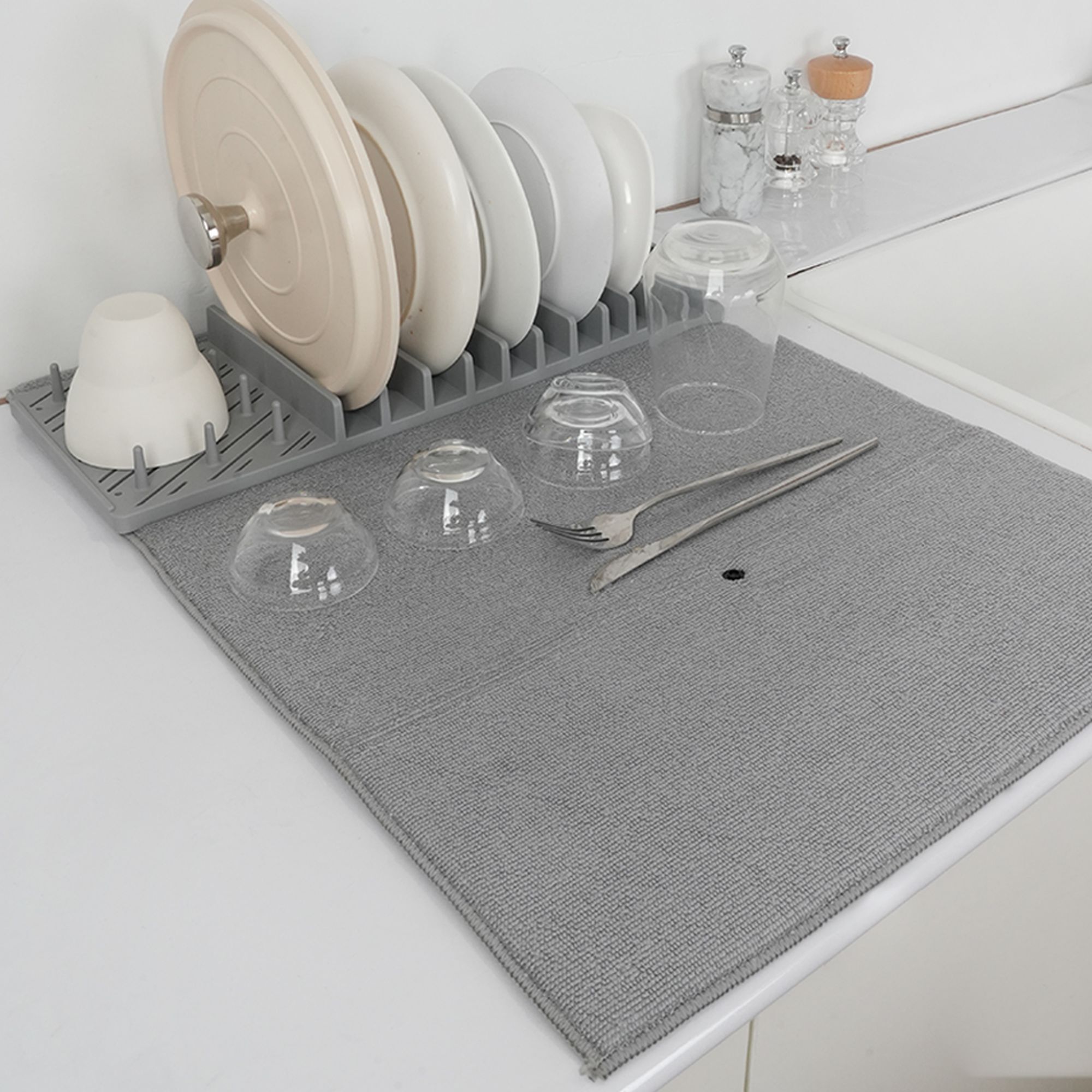 Egouttoir à vaisselle en plastique et tapis