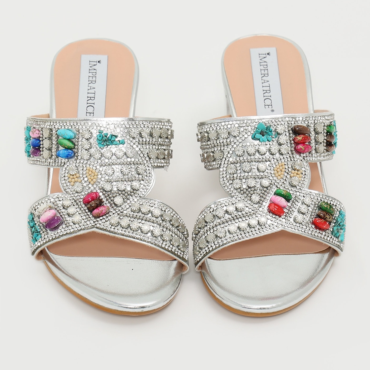 Sandali in simil pelle con tacco comodo ed applicazione di strass e pietre