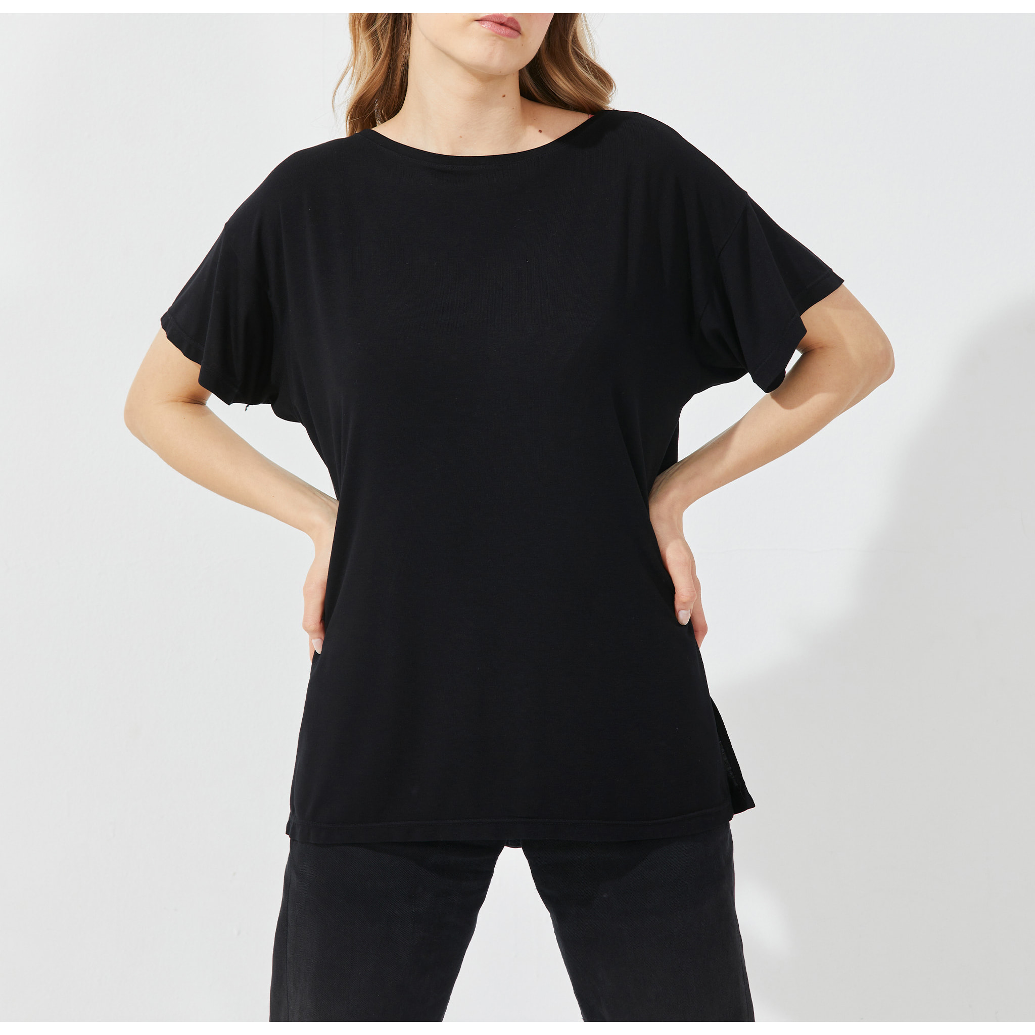 Maglia manica corta scollo barchetta in viscosa sostenibile vestibilità over