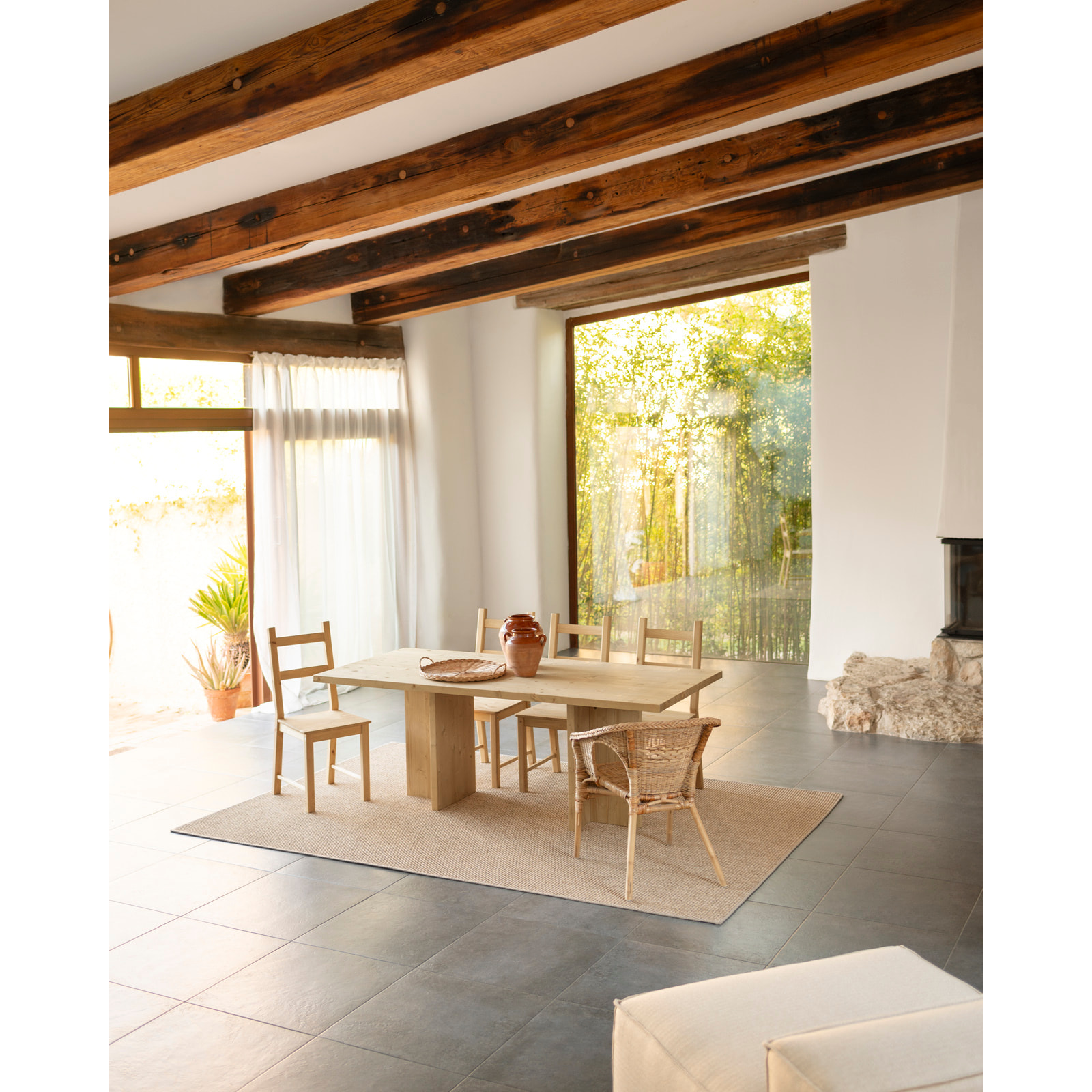 Table à manger en bois massif ton chêne moyen en différentes tailles