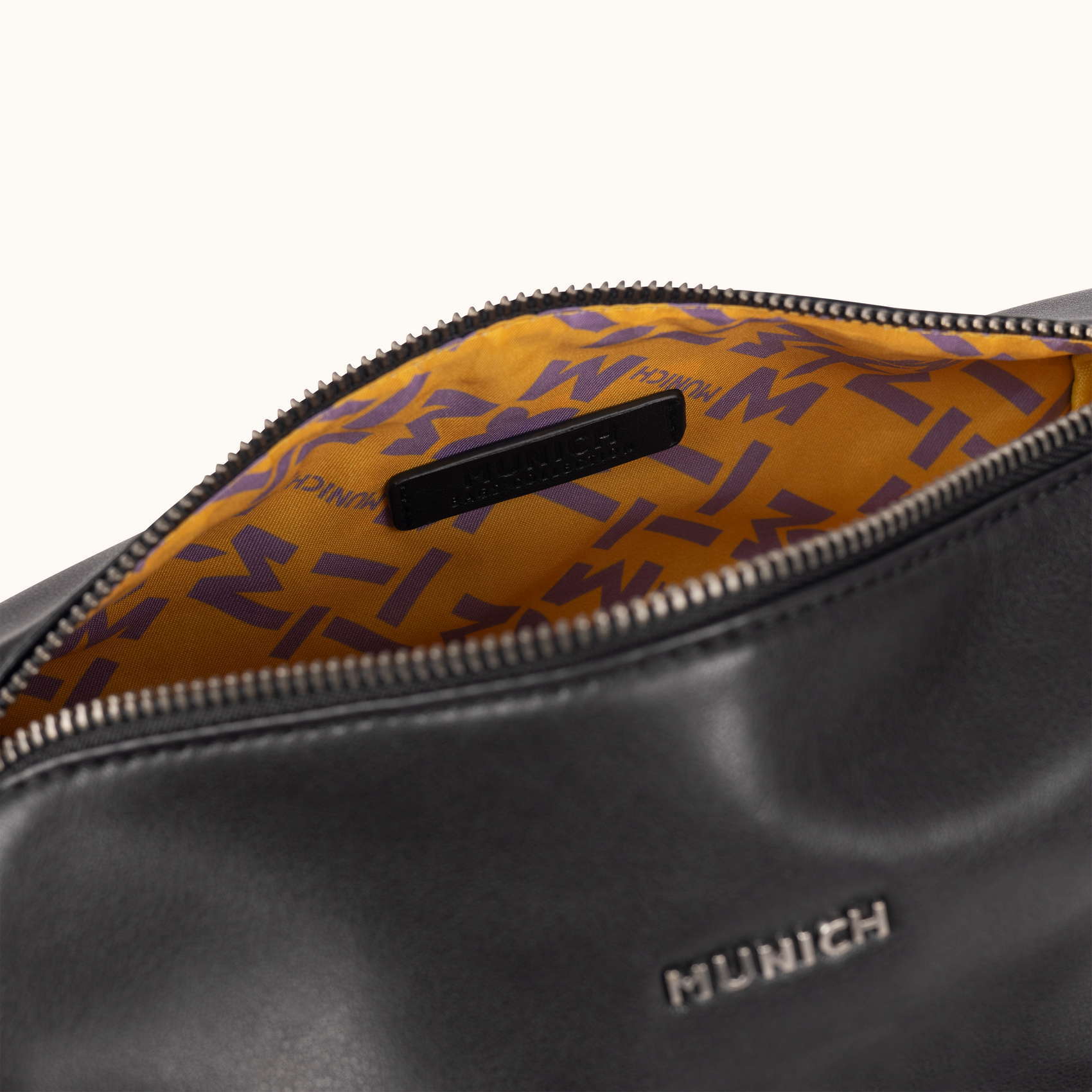 Bandolera Estilo Barrel con Charms y Asa en Cuerda CHARMS CROSSBODY BARREL BLACK