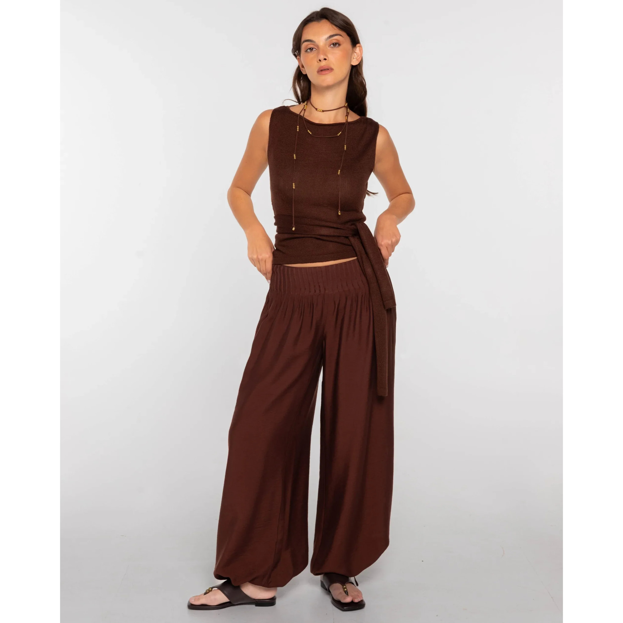 Pantalón ancho largo fluido con jaretas de mujer