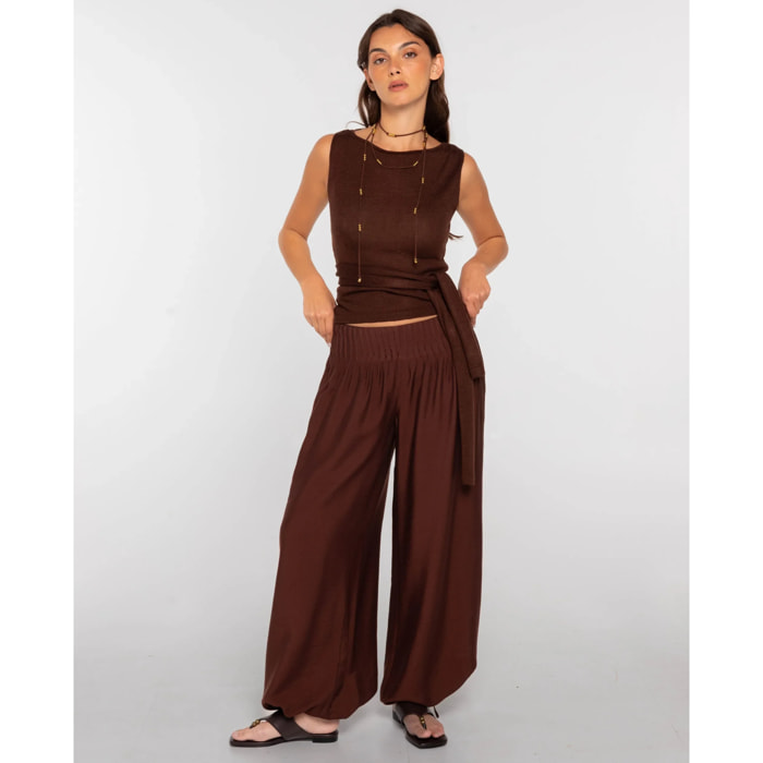Pantalón ancho largo fluido con jaretas de mujer