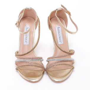 Sandali in simil pelle con tacco a rocchetto e fasce ricoperte di strass