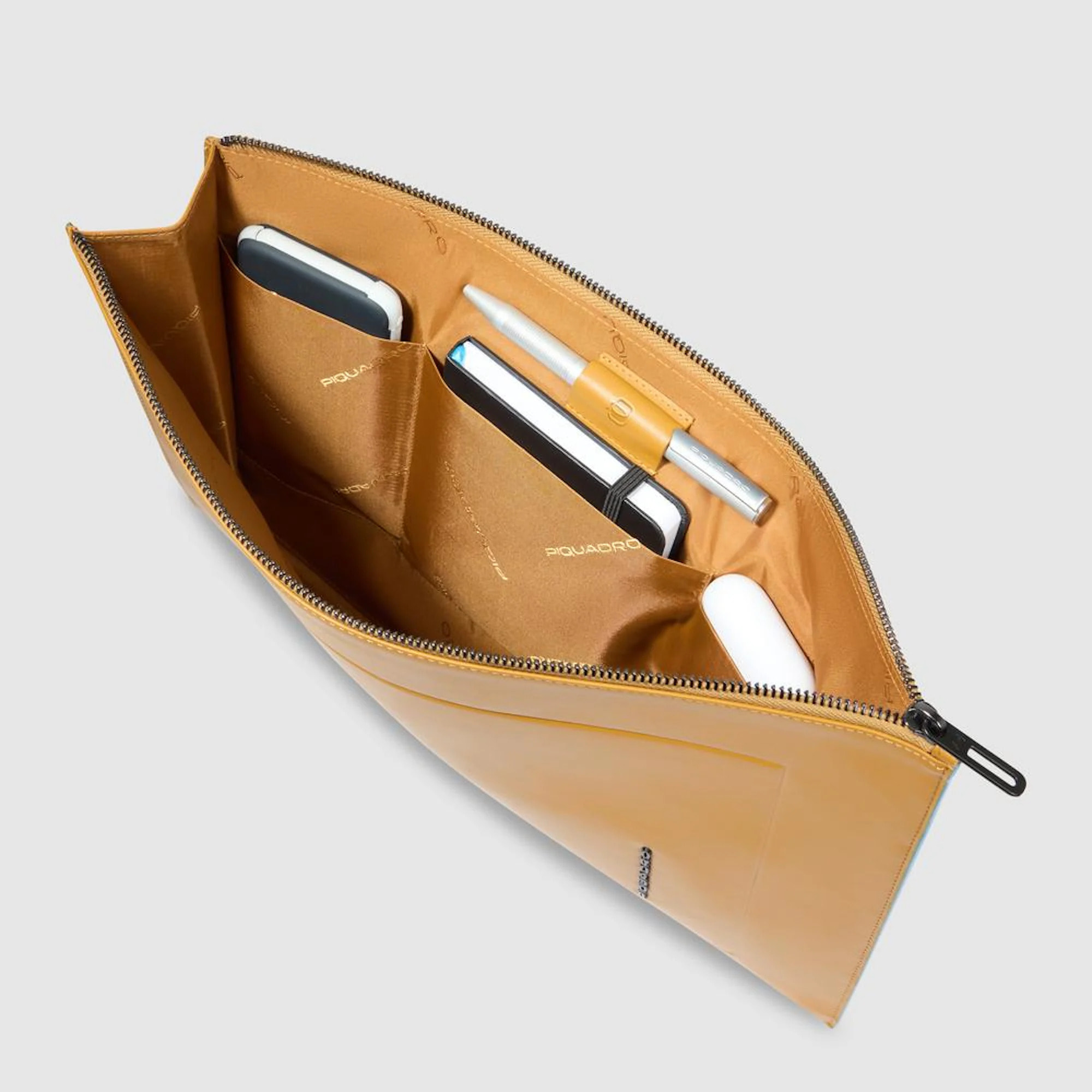 Piquadro Pochette porta iPad® in pelle con tasca per AirPods®, protezioni antiurto e RFID