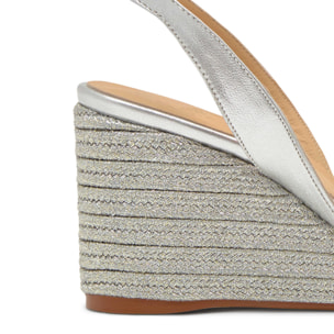 Sandalia destalonada Barby trenzada en acabado metalizado