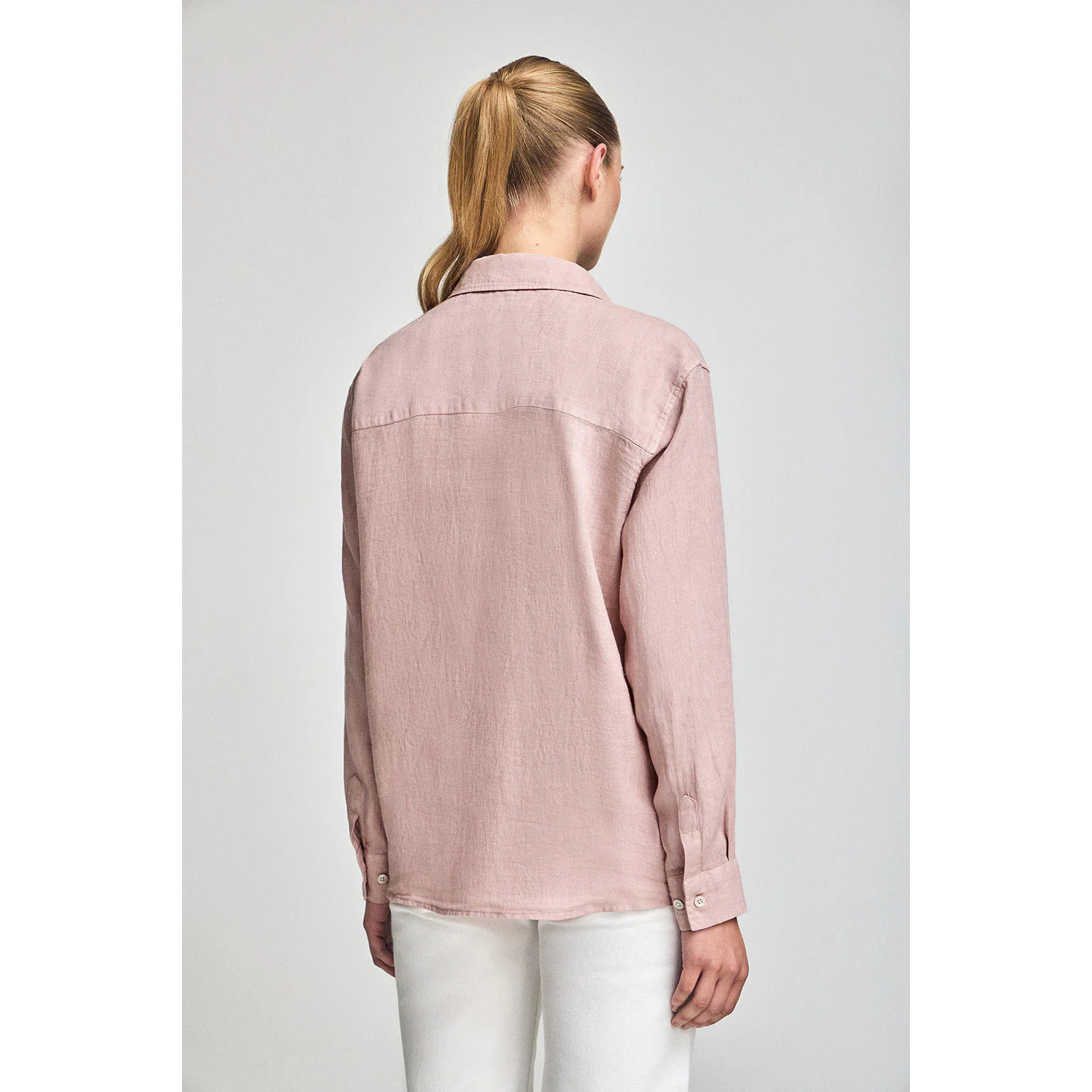 Camisa rosa taupe garment dye de lino con monograma bordado