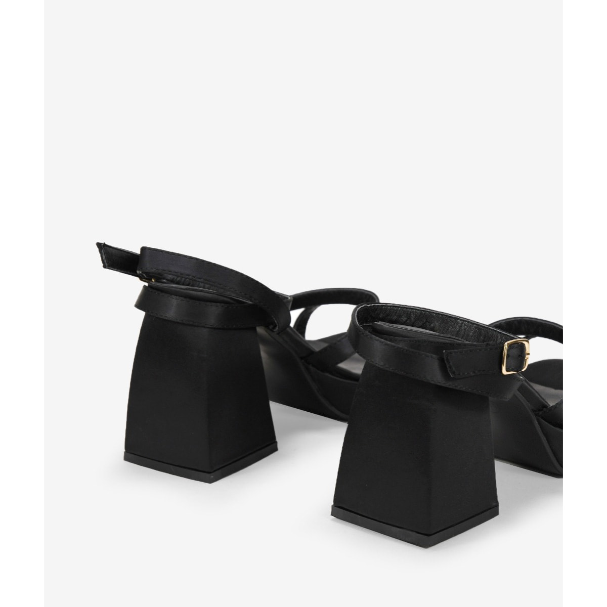 Sandalias de tacón campana negras en satén