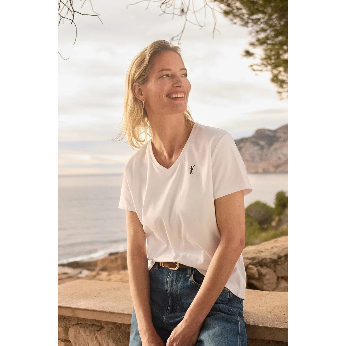 Camiseta blanca de manga corta y cuello pico con bordado Rigby Go