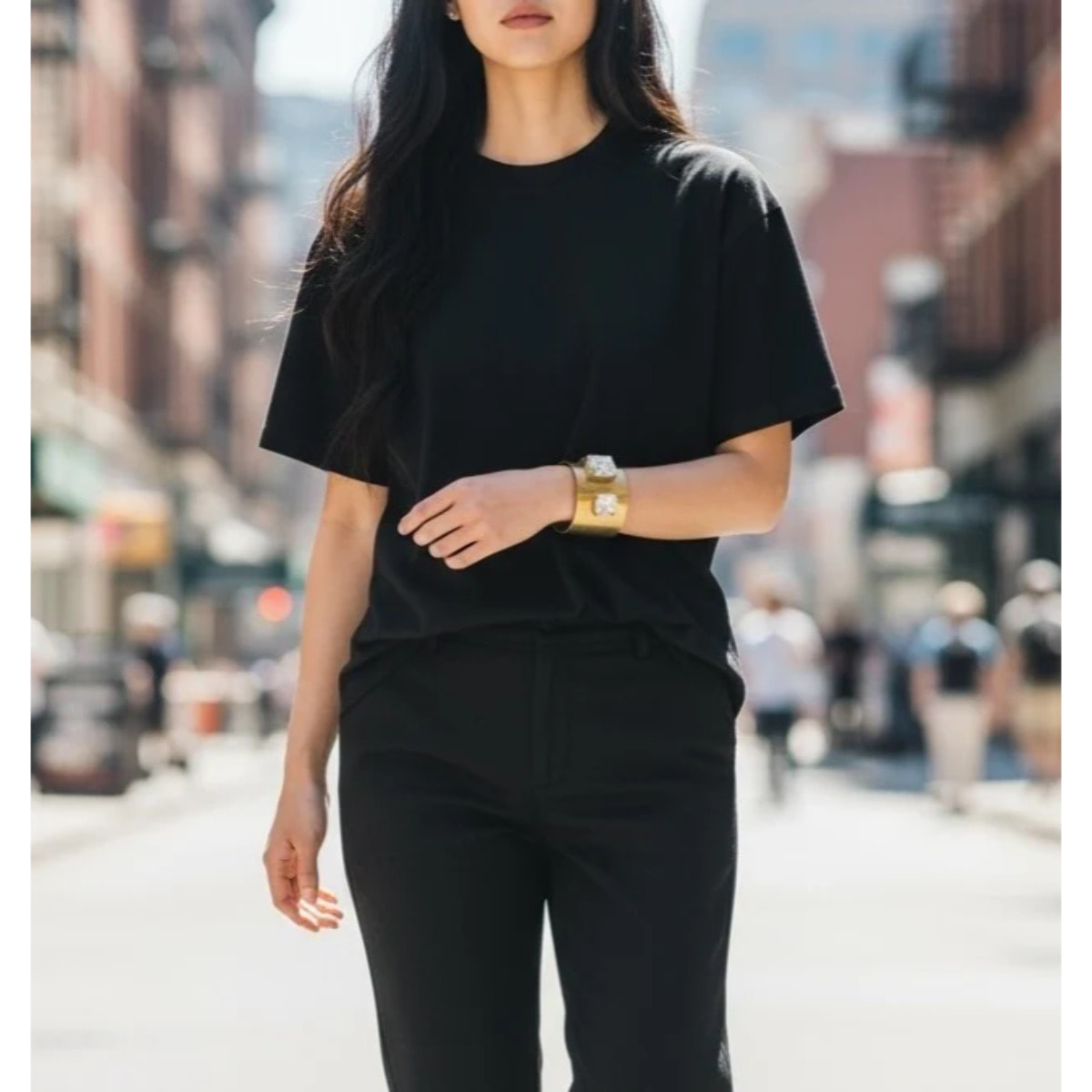 Brazalete ancho latón dorado y cristales diseño Gloria Mago