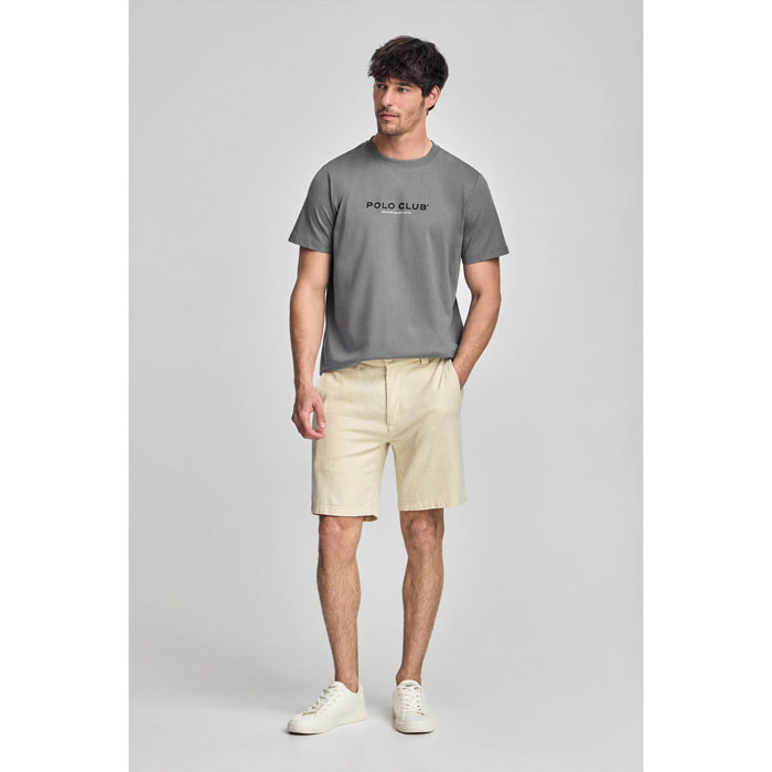 Camiseta gris asfalto de cuello redondo y logo engomado