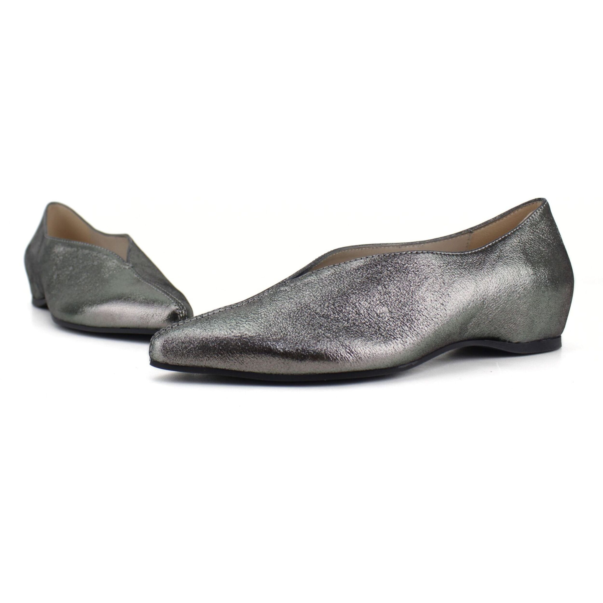 Bailarina de piel color plomo plateado con brillo y escote en pico. Tacón 1 cm