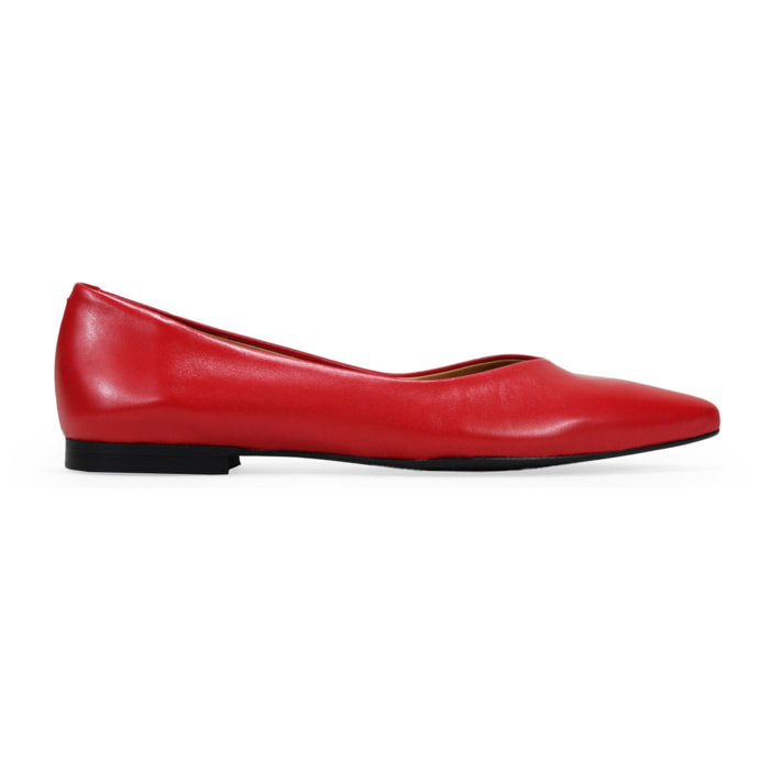 Bailarinas planas rojas en piel