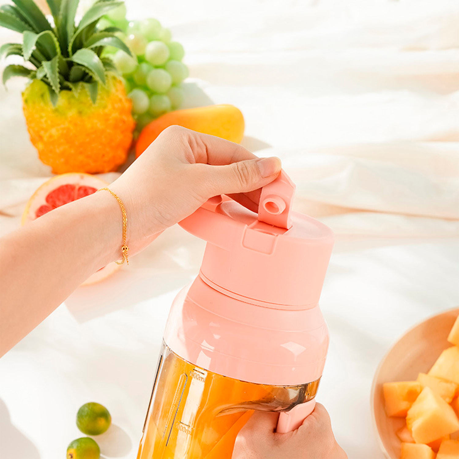 Batidora eléctrica recargable portátil de 1.500ml con 8 cuchillas de acero, vaso medidor, apertura cubierta para beber y batería de 1.500mAh.