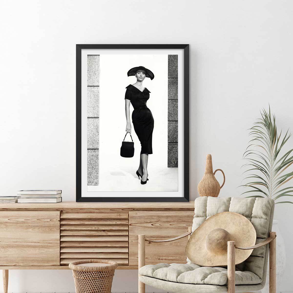 Affiche célébrité Sophia Loren, 1957 Affiche + cadre en bois - Noir