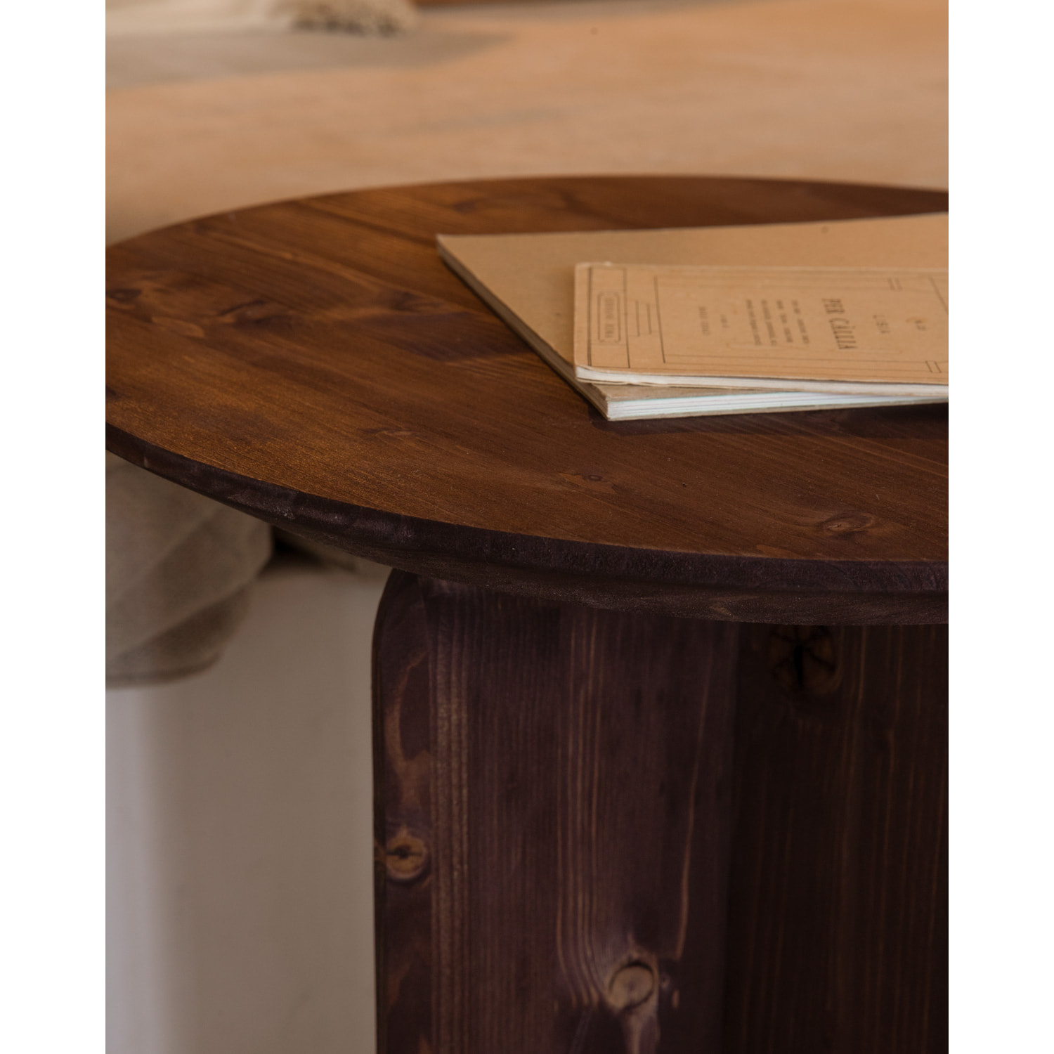 Table d’appoint en bois massif noyer de 50x45cm Hauteur: 50 Longueur: 45 Largeur: 45