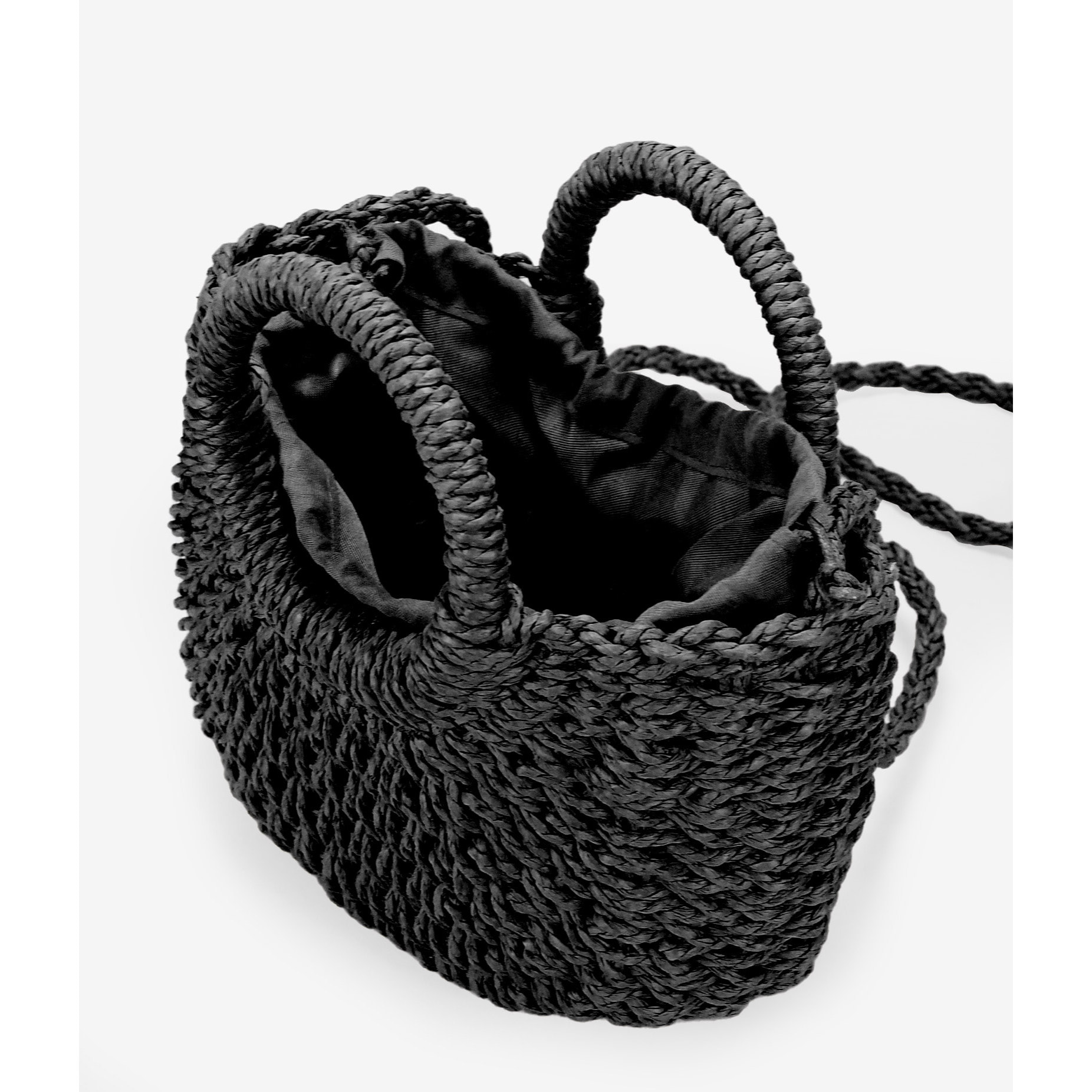 Bolso de esparto negro tipo canasto