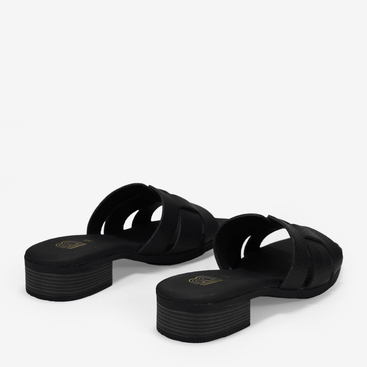 Sandalias de piel negras destalonadas con tacón bajo