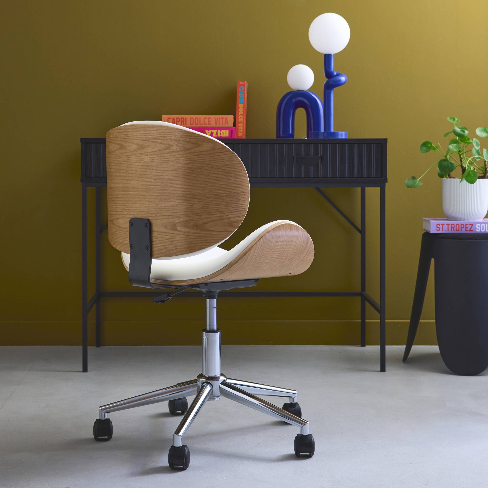 Chaise de bureau à roulettes bois courbé avec placage effet chêne et assise blanche